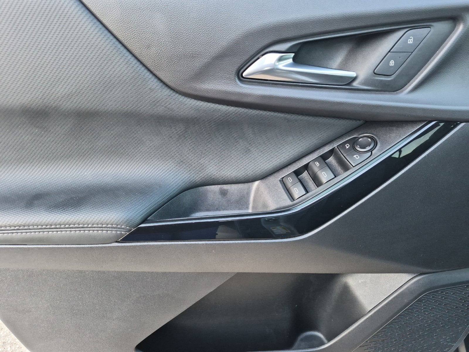 2025 Chevrolet Equinox LT - Photo 11