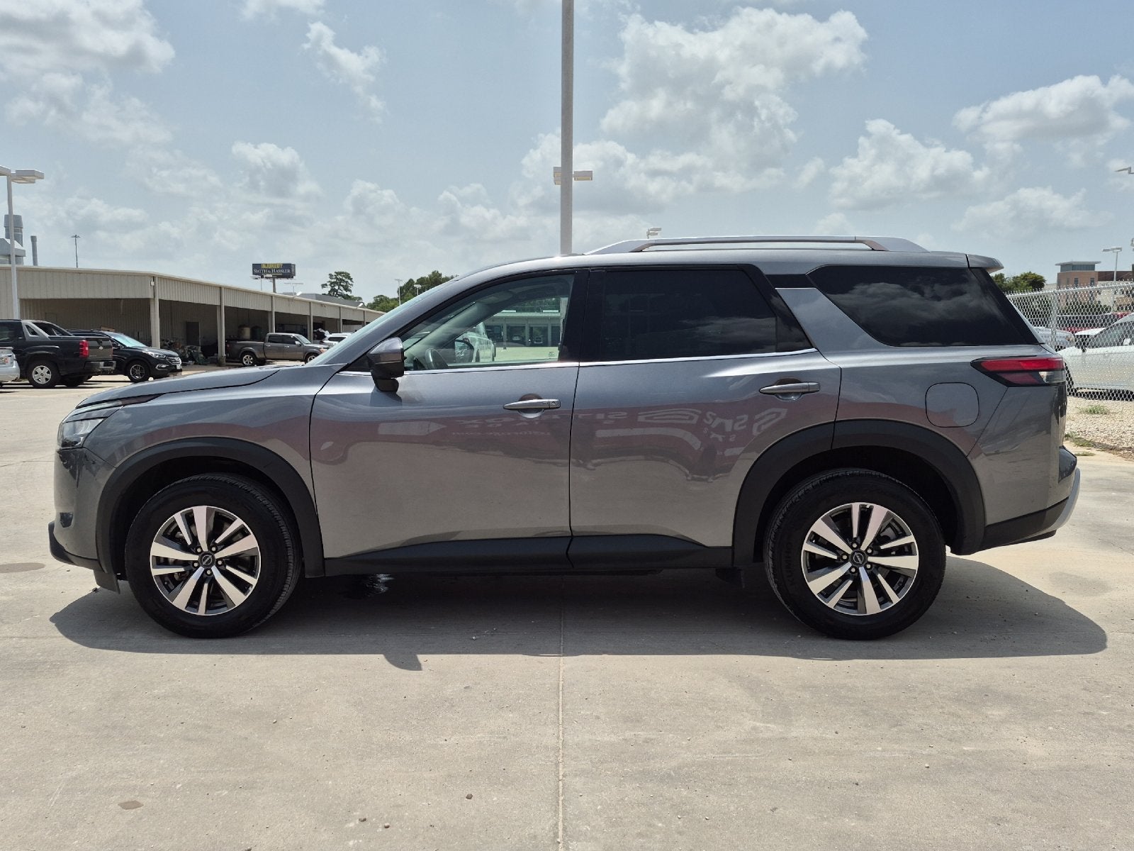 2025 Nissan Pathfinder SL