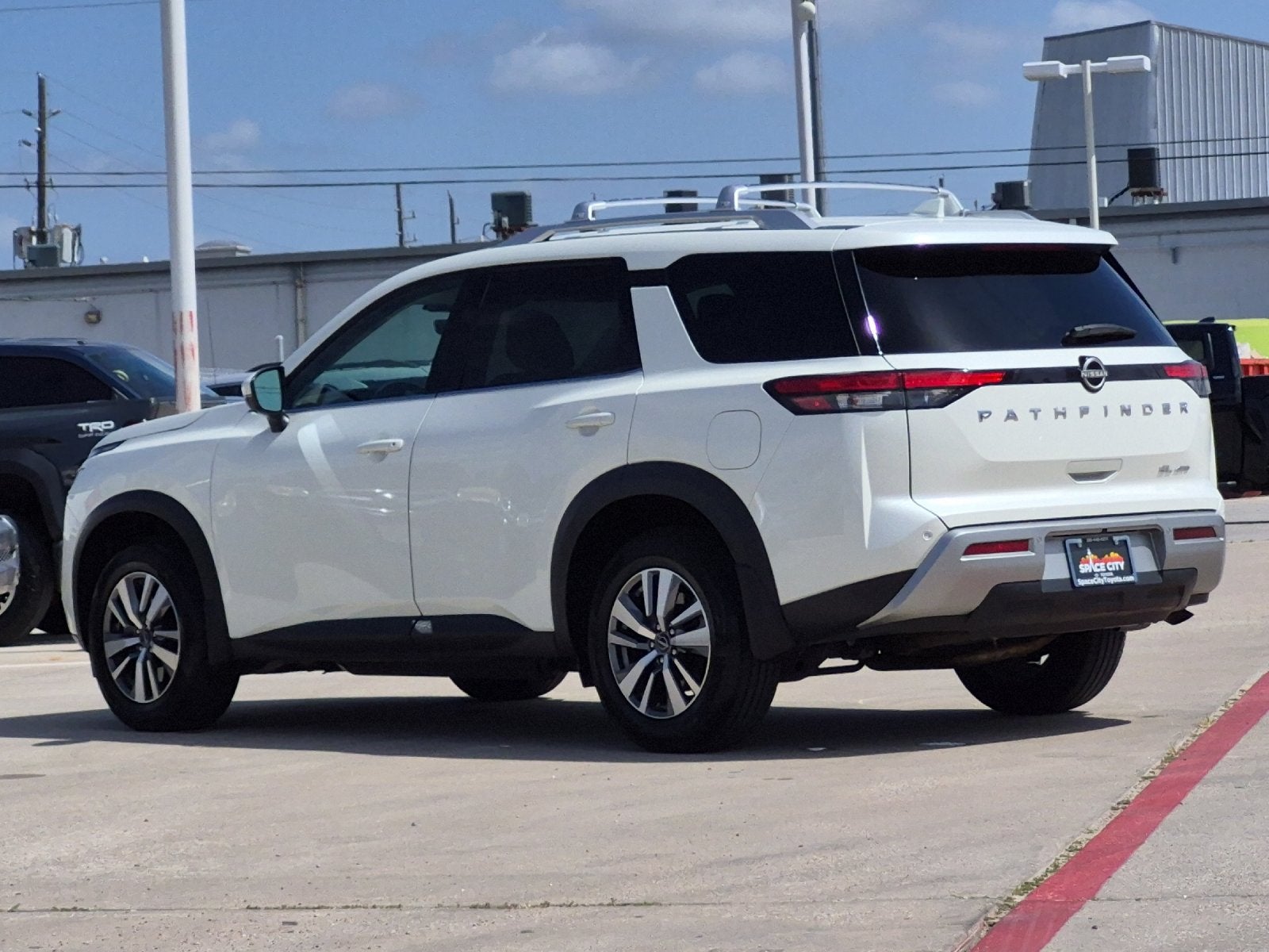 2023 Nissan Pathfinder SL