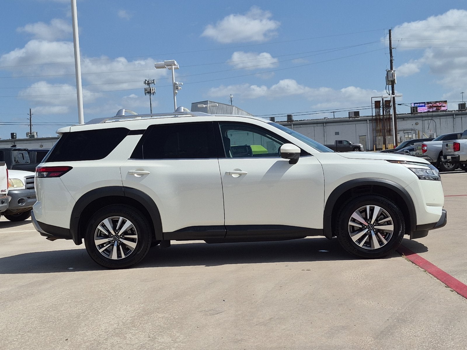 2023 Nissan Pathfinder SL