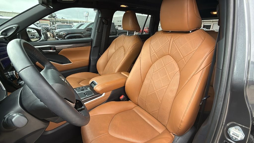 2025 Toyota Highlander Hybrid Platinum