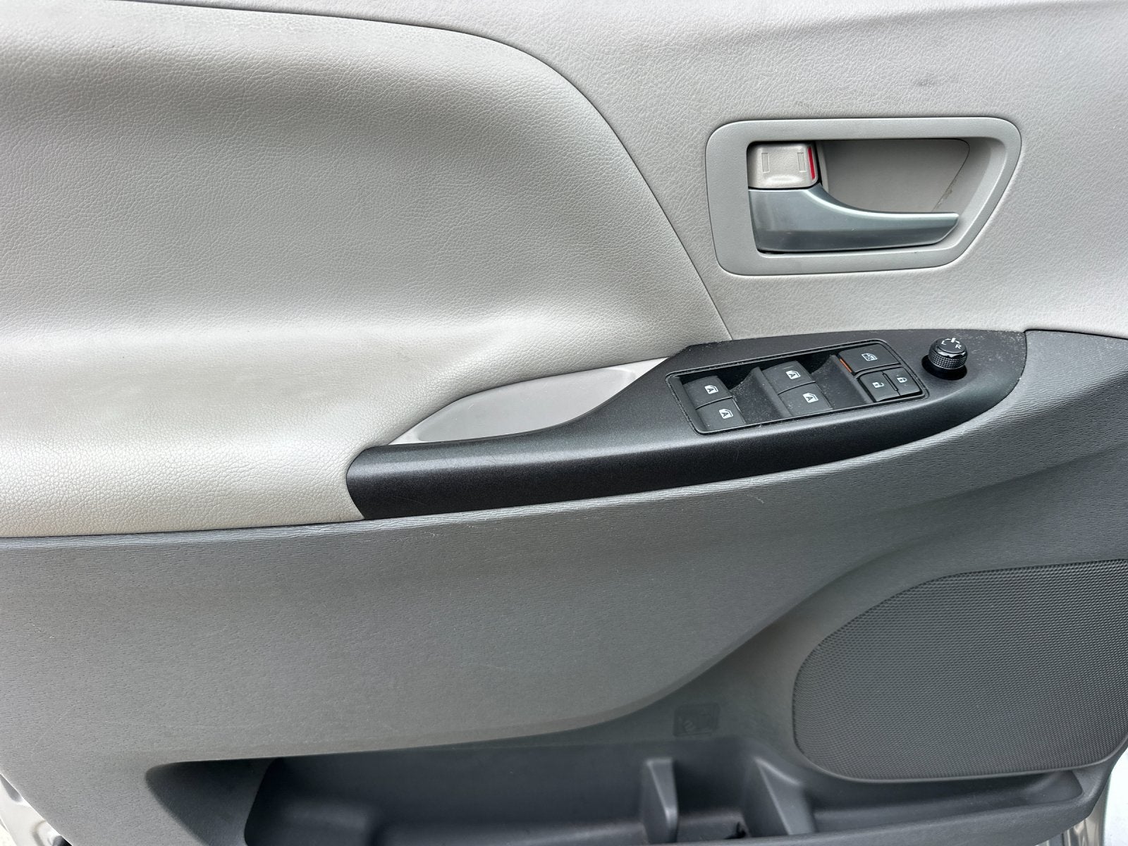 2015 Toyota SIENNA LE 3.5L LE 8 Passenger