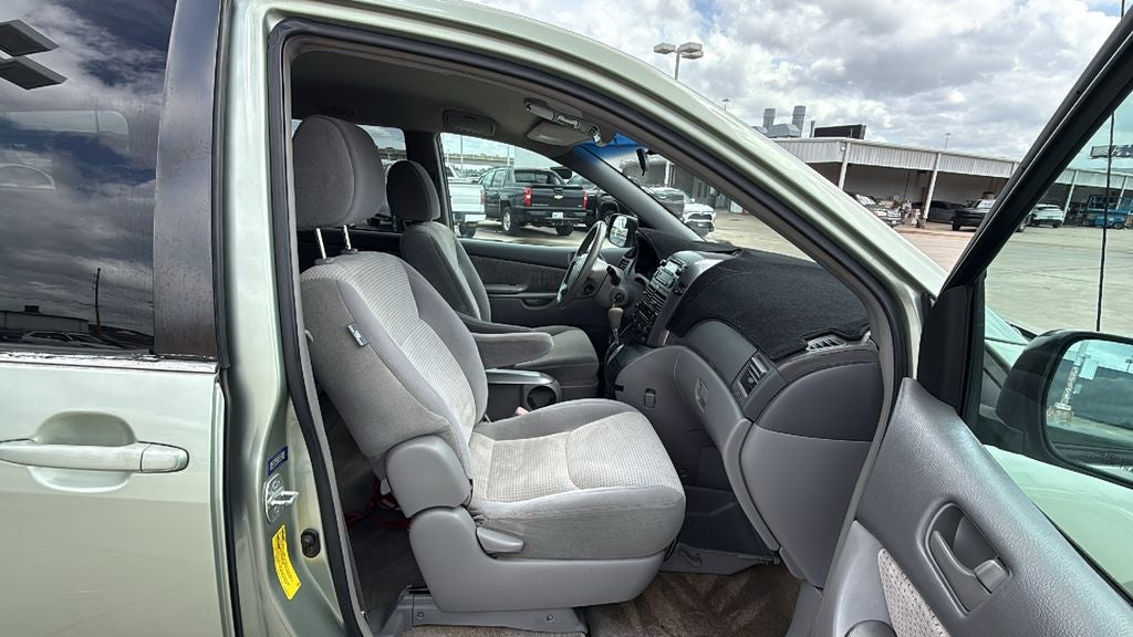 2010 Toyota SIENNA LE