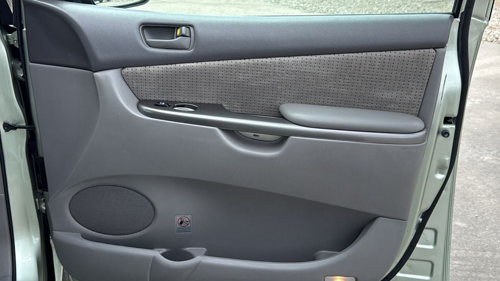 2010 Toyota SIENNA LE