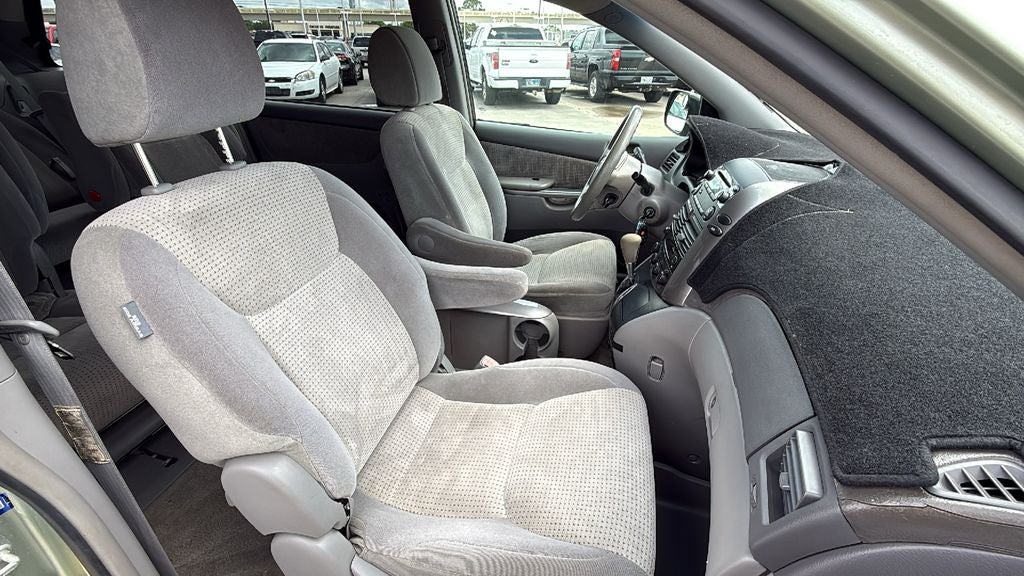 2010 Toyota SIENNA LE