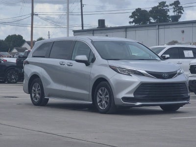 2023 Toyota Sienna LE 8 Passenger