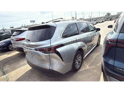 2025 Toyota Sienna LE 8 Passenger