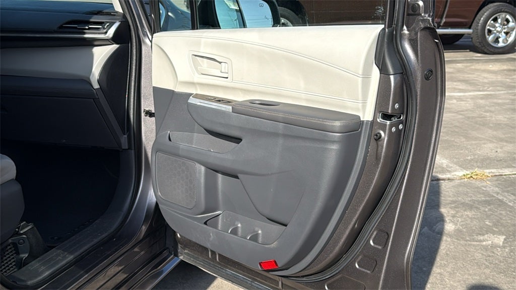 2021 Toyota SIENNA LE LE 8 Passenger
