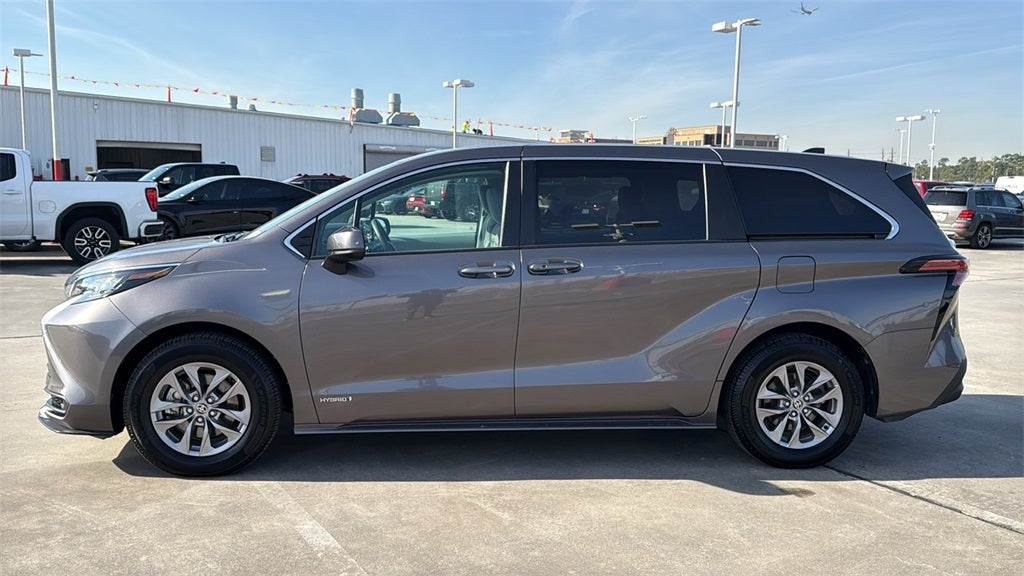 2021 Toyota SIENNA LE LE 8 Passenger