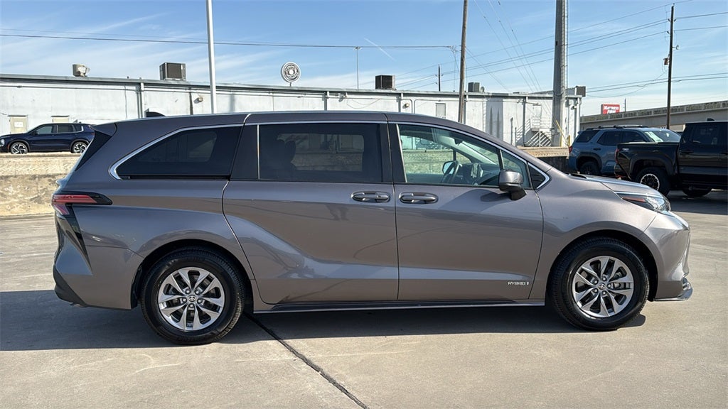 2021 Toyota SIENNA LE LE 8 Passenger