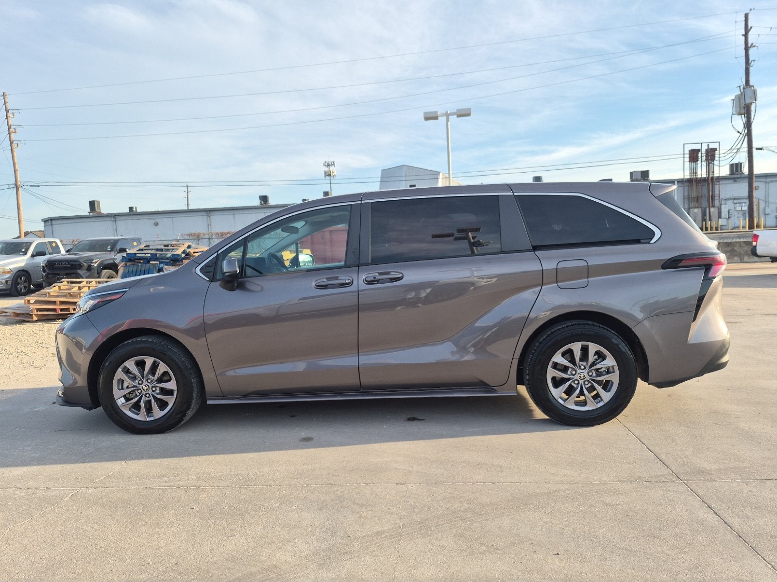 2023 Toyota Sienna LE 8 Passenger