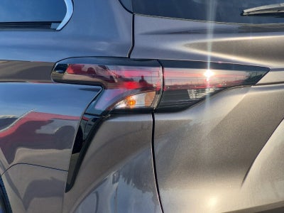 2023 Toyota Sienna LE 8 Passenger