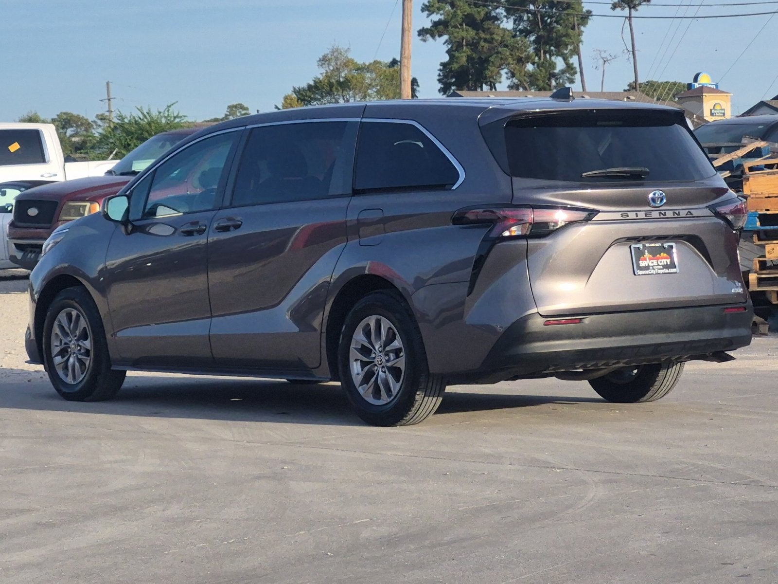 2023 Toyota Sienna LE 8 Passenger