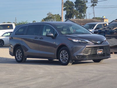 2023 Toyota Sienna LE 8 Passenger