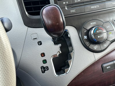 2013 Toyota SIENNA XLE 3.5L XLE 8 Passenger