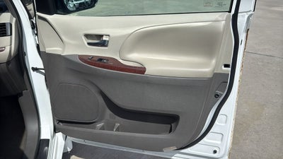 2014 Toyota SIENNA XLE 3.5L XLE 8 Passenger