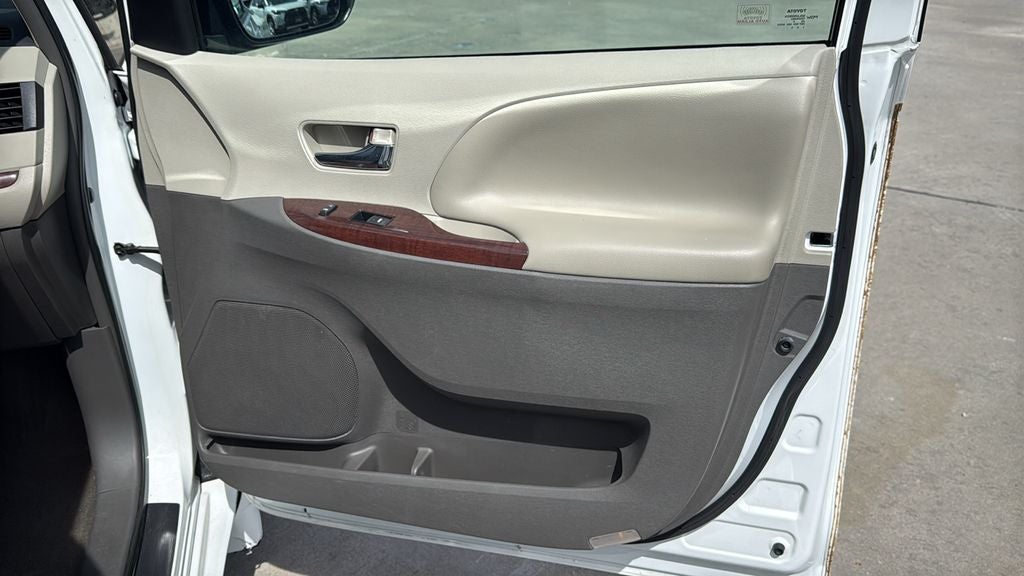 2014 Toyota SIENNA XLE 3.5L XLE 8 Passenger