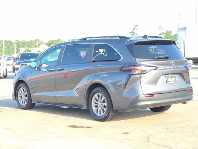 2025 Toyota Sienna XLE 8 Passenger