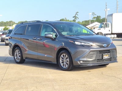 2025 Toyota Sienna XLE 8 Passenger