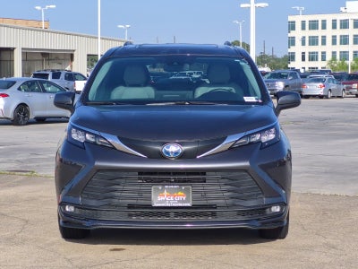 2025 Toyota Sienna XLE 8 Passenger