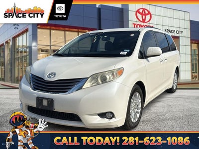 2017 Toyota SIENNA XLE 3.5L XLE 8 Passenger
