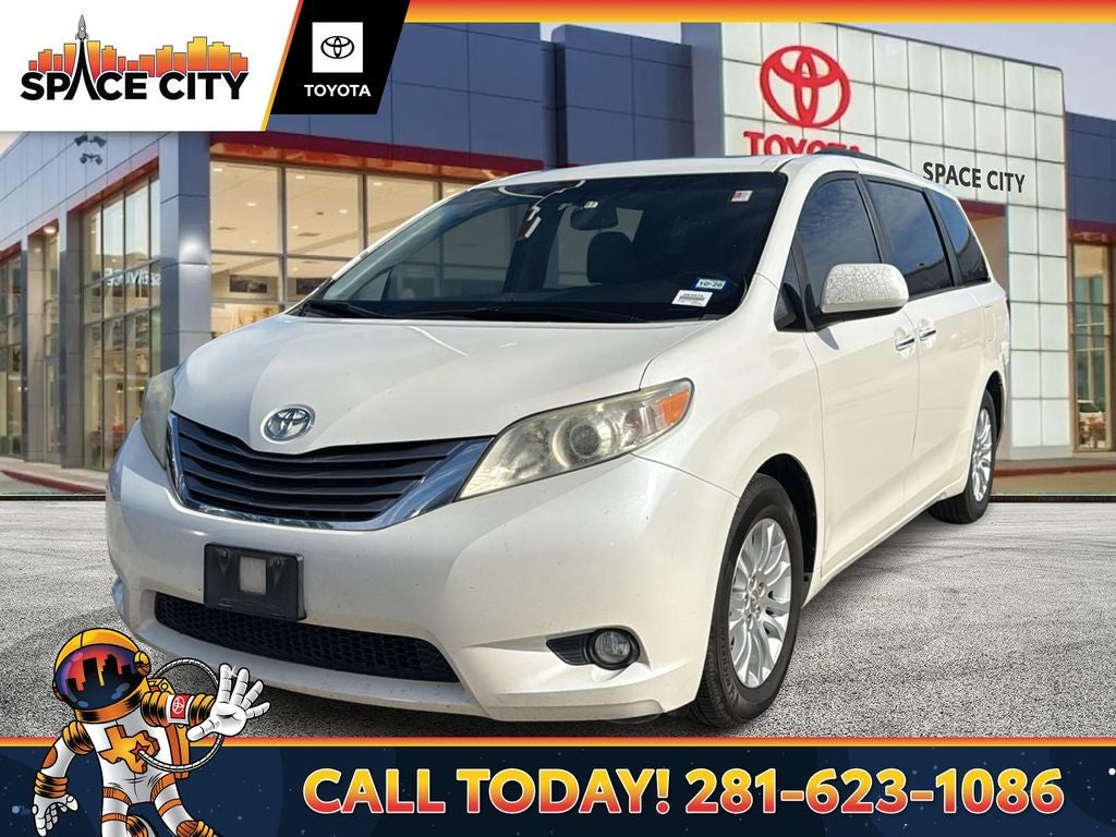 2017 Toyota SIENNA XLE 3.5L XLE 8 Passenger
