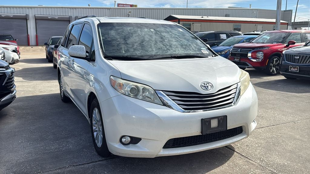 2017 Toyota SIENNA XLE 3.5L XLE 8 Passenger