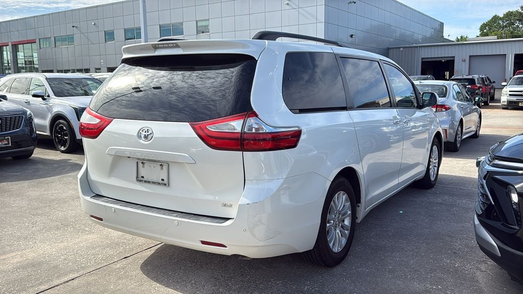 2017 Toyota SIENNA XLE 3.5L XLE 8 Passenger