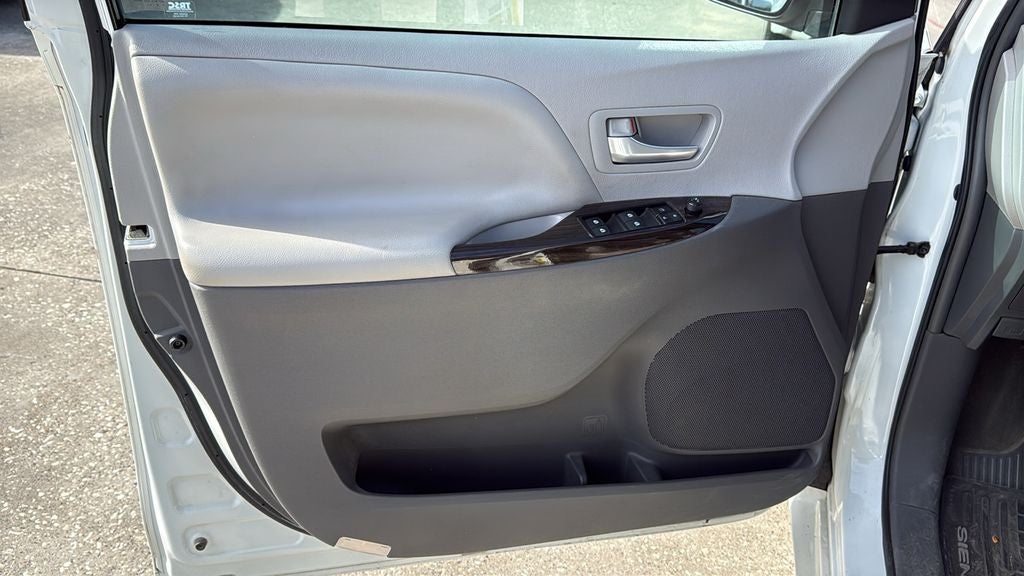 2017 Toyota SIENNA XLE 3.5L XLE 8 Passenger