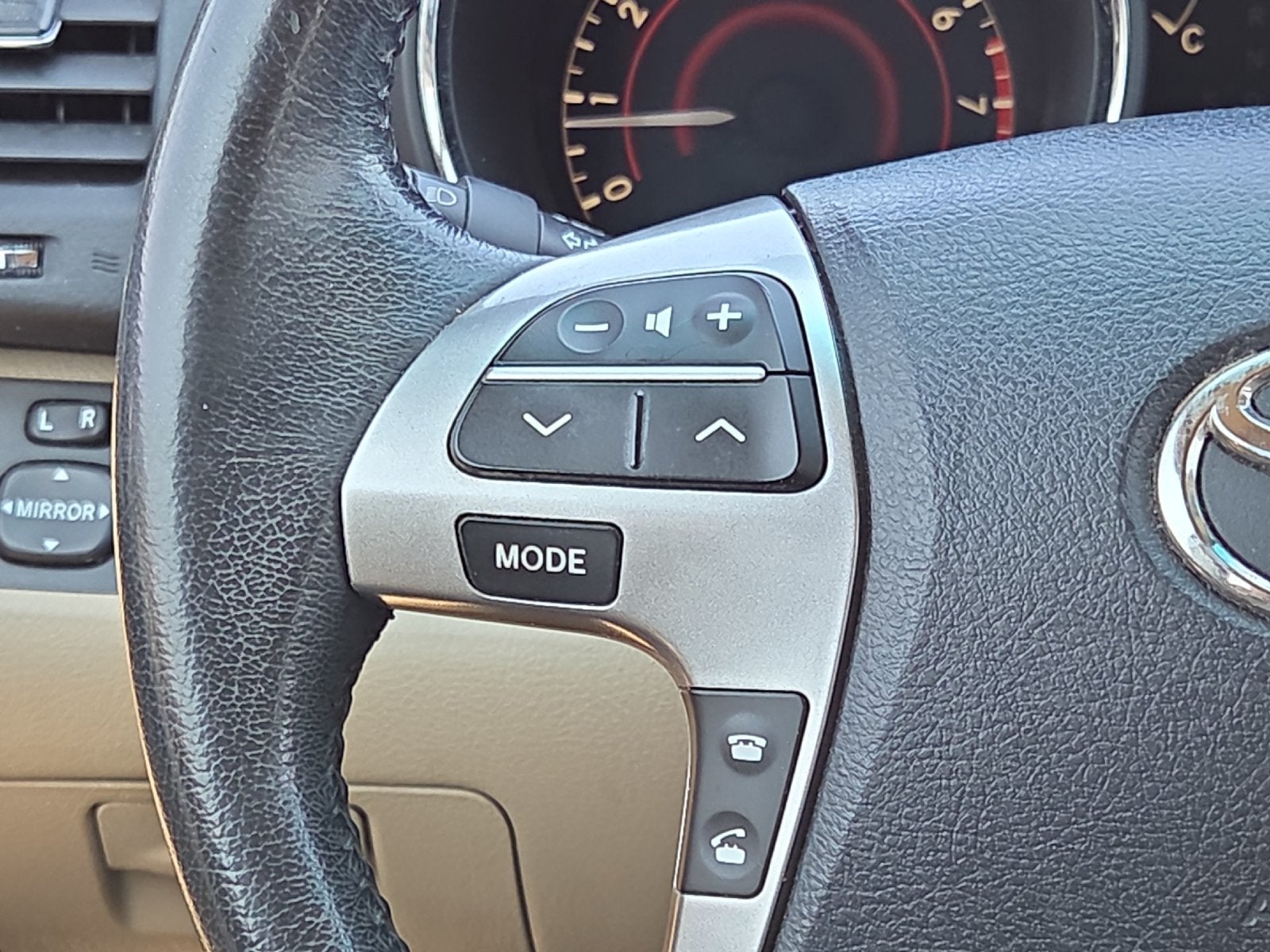 2012 Toyota HIGHLANDER SE
